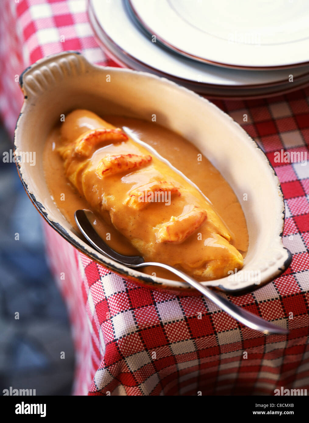 Tortilla con langostinos y salsa nantua Fotografía de stock - Alamy