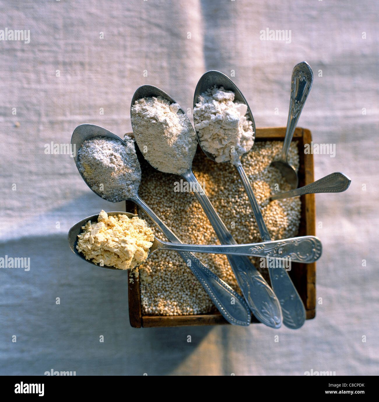 Granos de quinoa, quinua, centeno, maíz y harina de arroz marrón Fotografía  de stock - Alamy