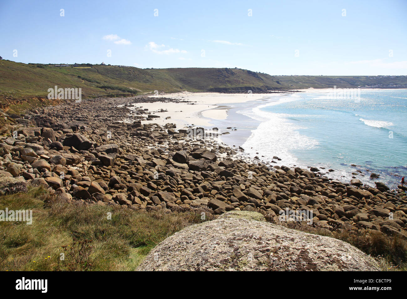La playa y rocas en busca de aire apuntan hacia Gwynver y Whitesand Bay, Cornwall, oeste del país, Inglaterra, Reino Unido. Foto de stock