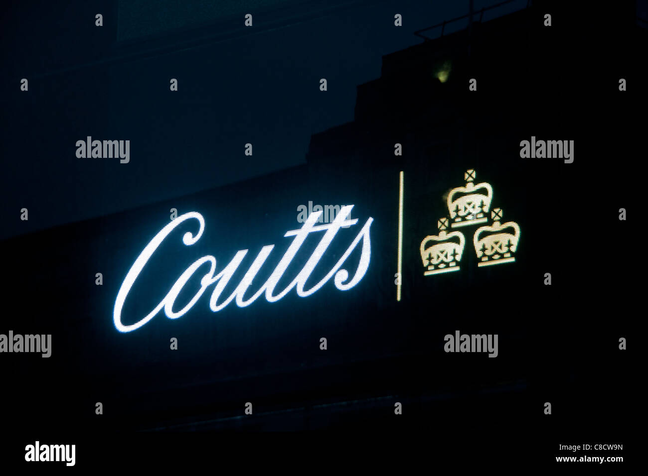 Coutts Bank firmar en la ventanilla de la sucursal en el Strand Londres England Reino Unido Foto de stock