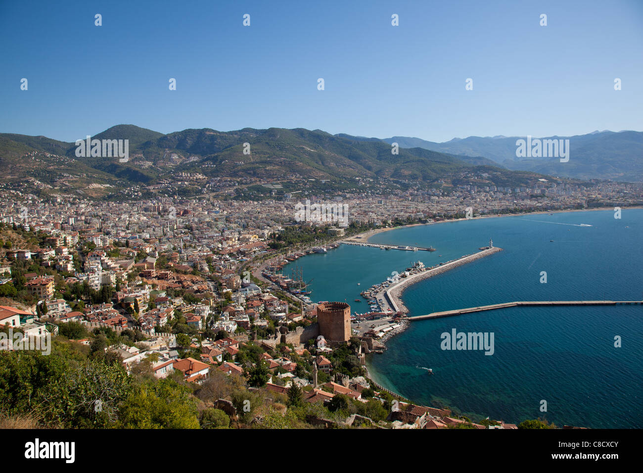 Torre Roja y el puerto. Hermosa vista de la ciudad de Alanya en Turquía Foto de stock