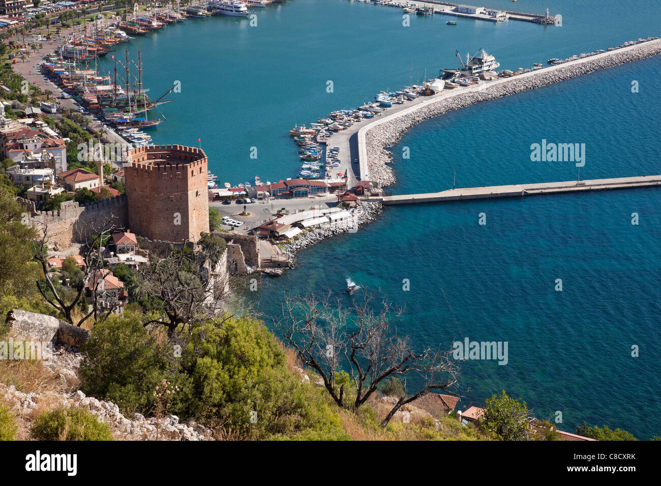 Torre Roja y el puerto. Hermosa vista de la ciudad de Alanya en Turquía Foto de stock