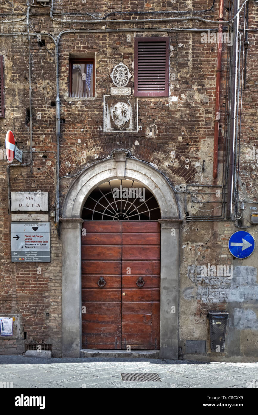 Puerta antigua en Siena en la vista detalle Foto de stock