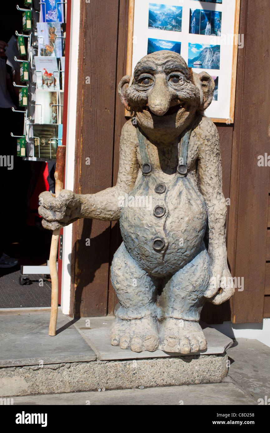 Estatua de un tradicional troll en Noruega en frente de la tienda Foto de stock
