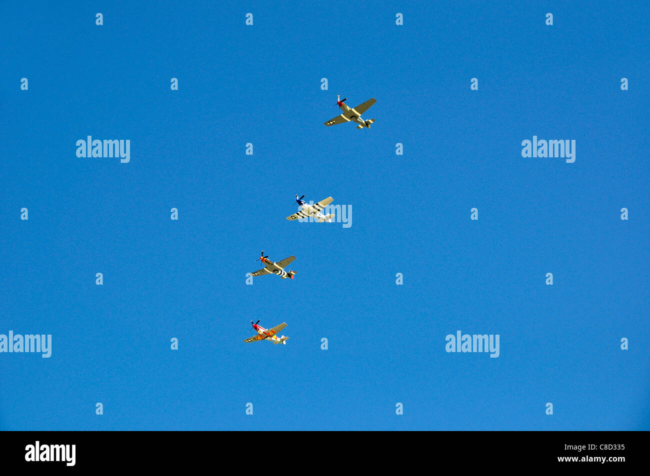 P51-D Mustang cazas volando en formación sobre Nampa aeropuerto Foto de stock
