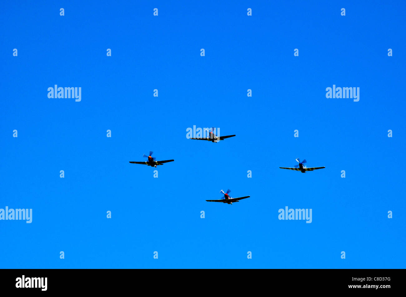 P51-D Mustang cazas volando en formación sobre Nampa aeropuerto Foto de stock