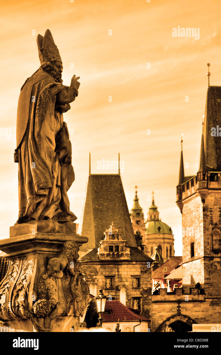 Estatuas del puente de Carlos y la ciudad de Praga, República Cheche Foto de stock