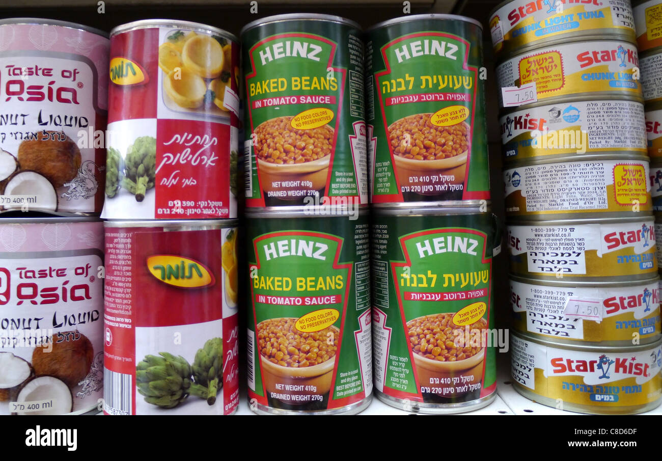 Alimentos enlatados multilingüe en Israel Foto de stock