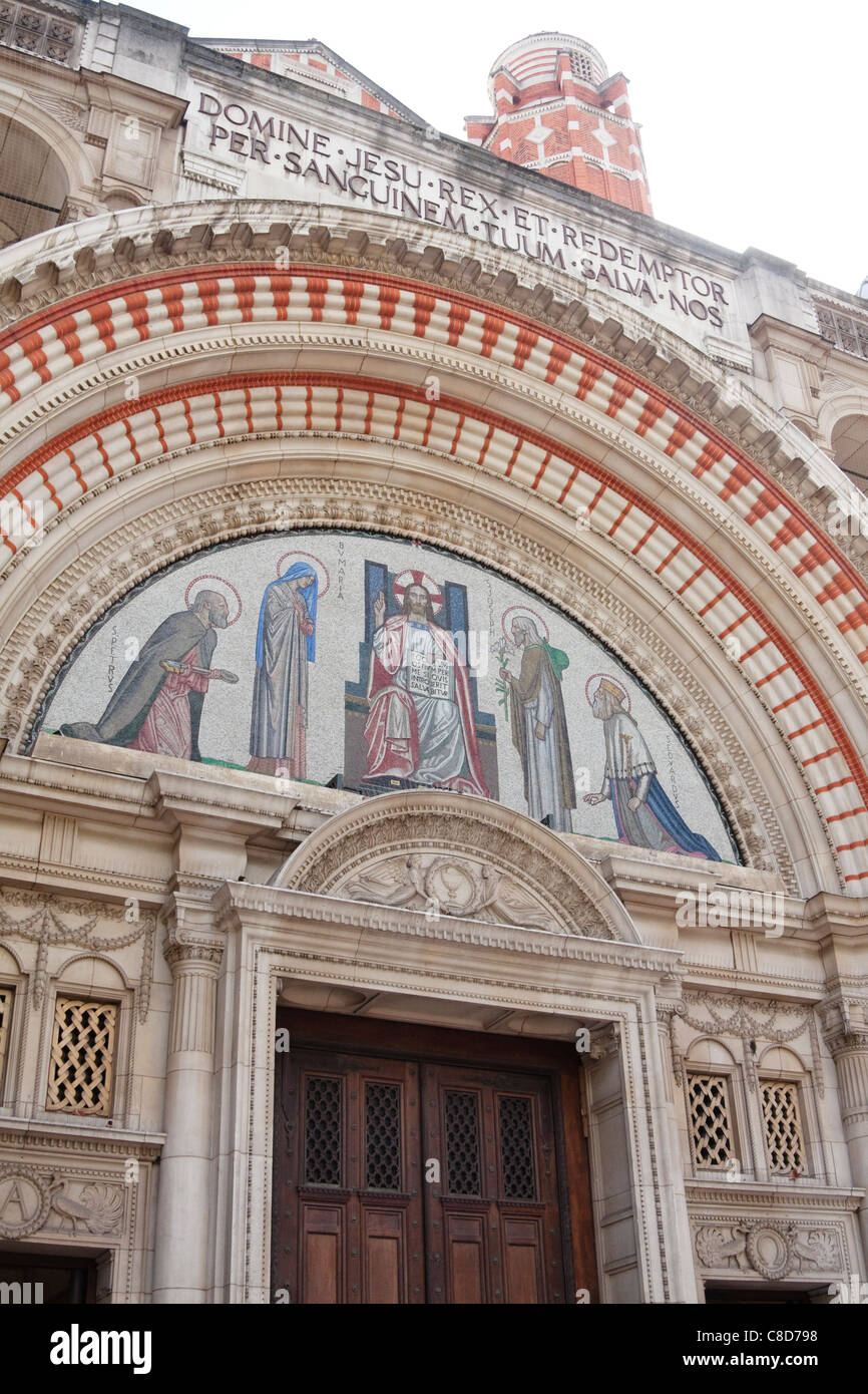 Una vista de la entrada de la catedral de Westminster, Londres Foto de stock