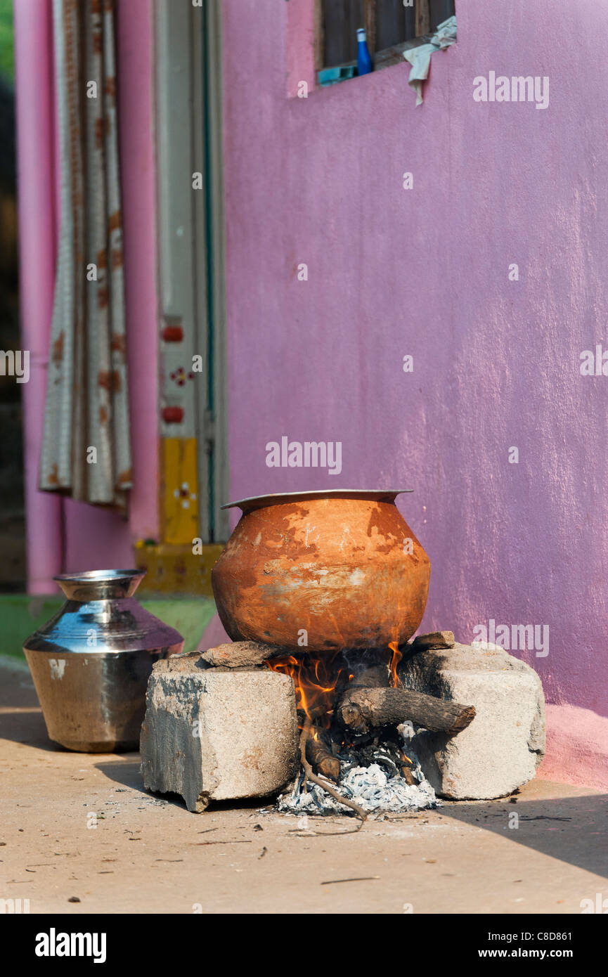 Cocinar el arroz en una olla de metal fuera en un fuego abierto en una aldea india. En Andhra Pradesh, India Foto de stock
