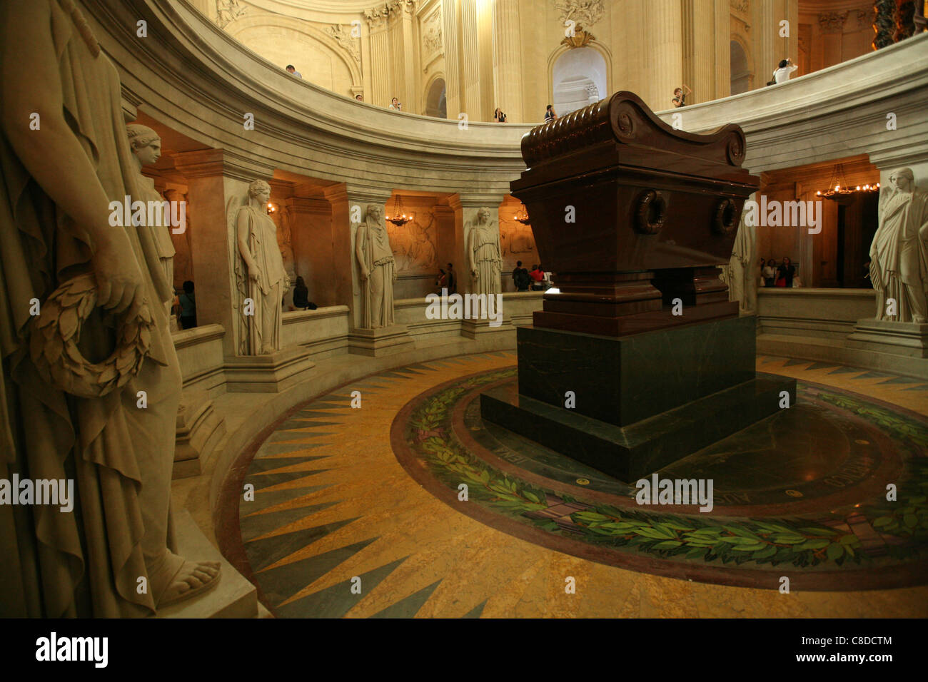 Tumba de Napoleón Bonaparte en la capilla de la iglesia SaintLouisdesInvalides en París