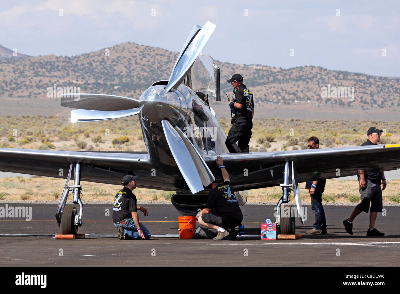 Miembro de la tripulación de tierra inspeccione el P-51 Mustang Metal precioso después de una carrera durante el campeonato nacional de 2011 Carreras Aéreas Foto de stock