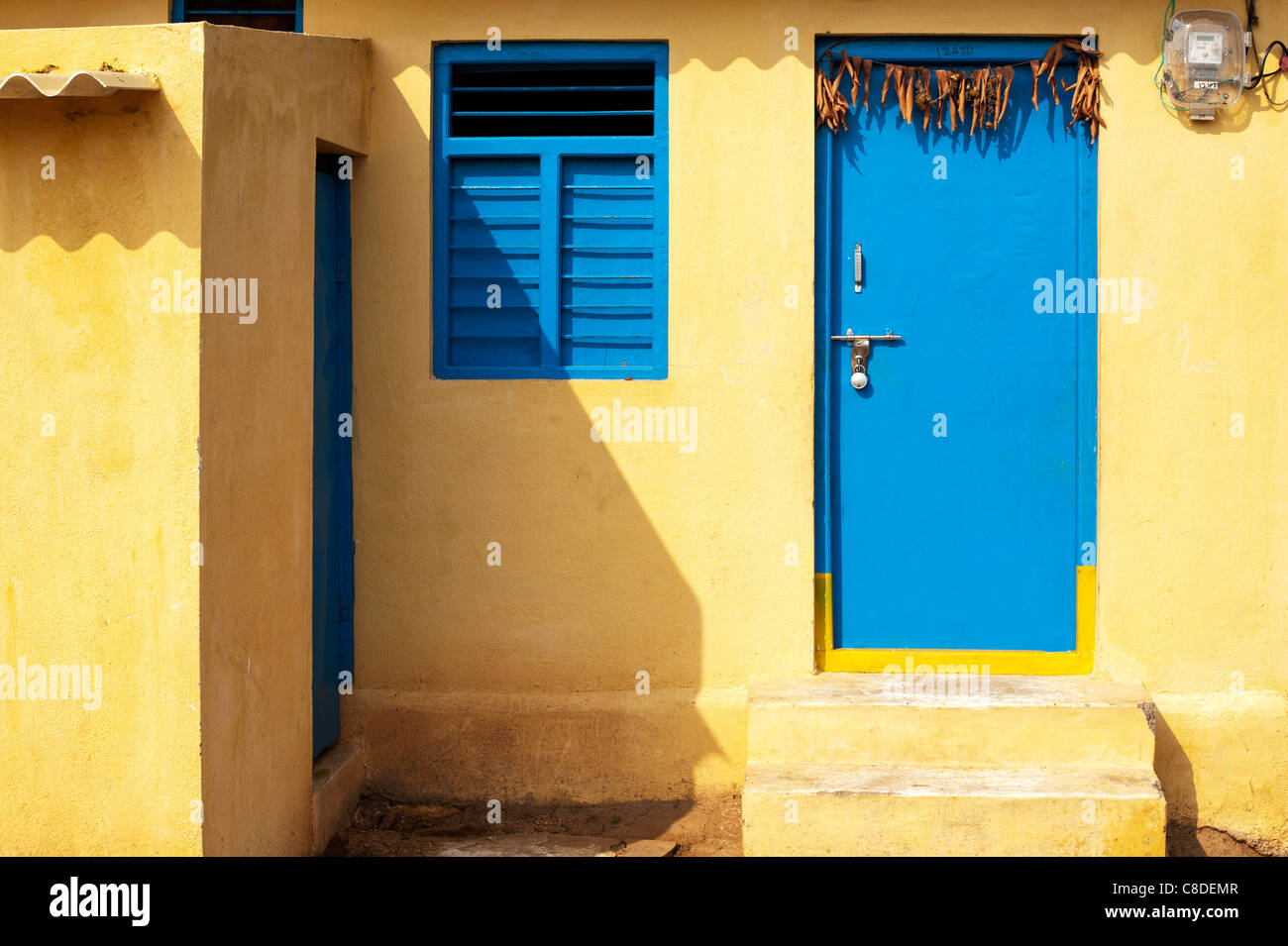 Colorido azul y amarillo indio rural Casa de pueblo. Andhra Pradesh. La India Foto de stock