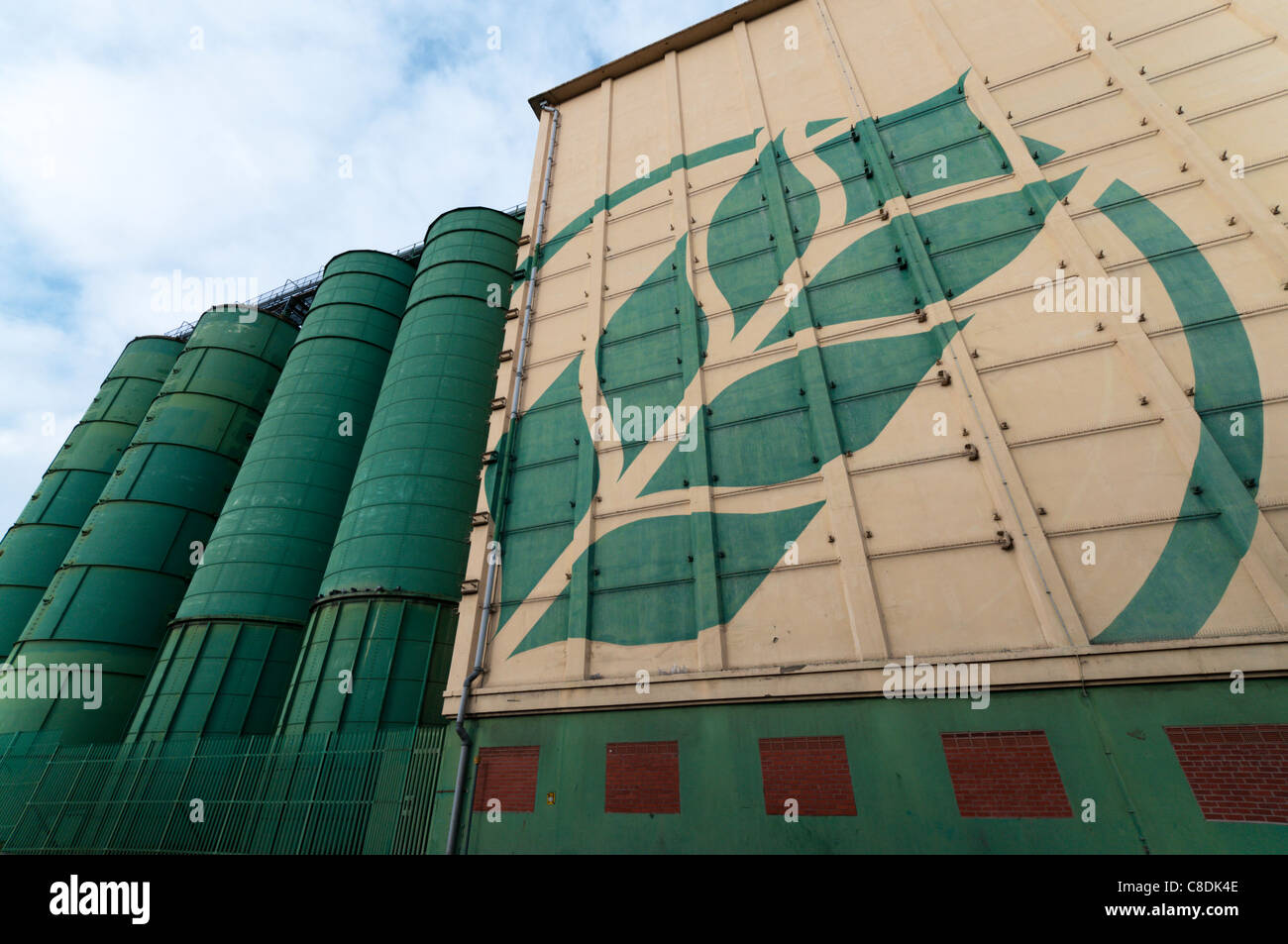 Rank Hovis McDougall silos de grano en Trafford Park, Manchester Foto de stock
