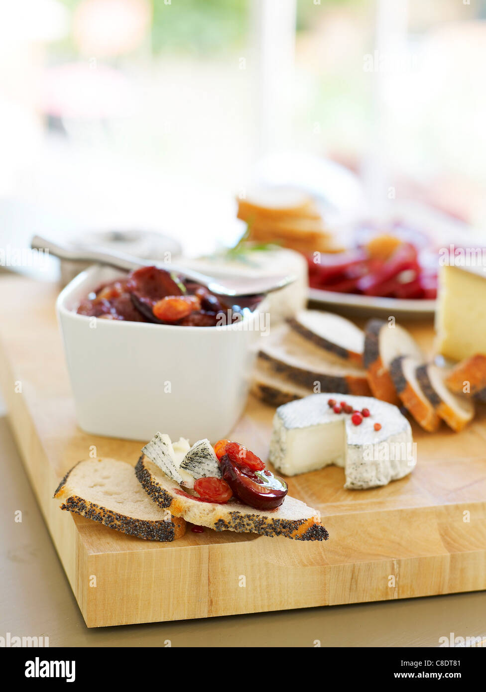 Tabla de quesos con mermelada de fruta Fotografía de stock Alamy