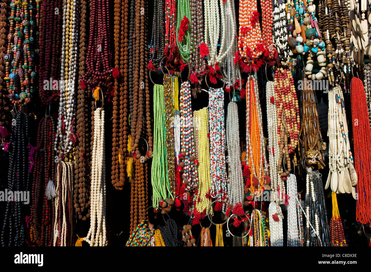 Collares tradicionales y abalorios en venta en parada callejera en  Varanasi, Benares, el norte de la India Fotografía de stock - Alamy