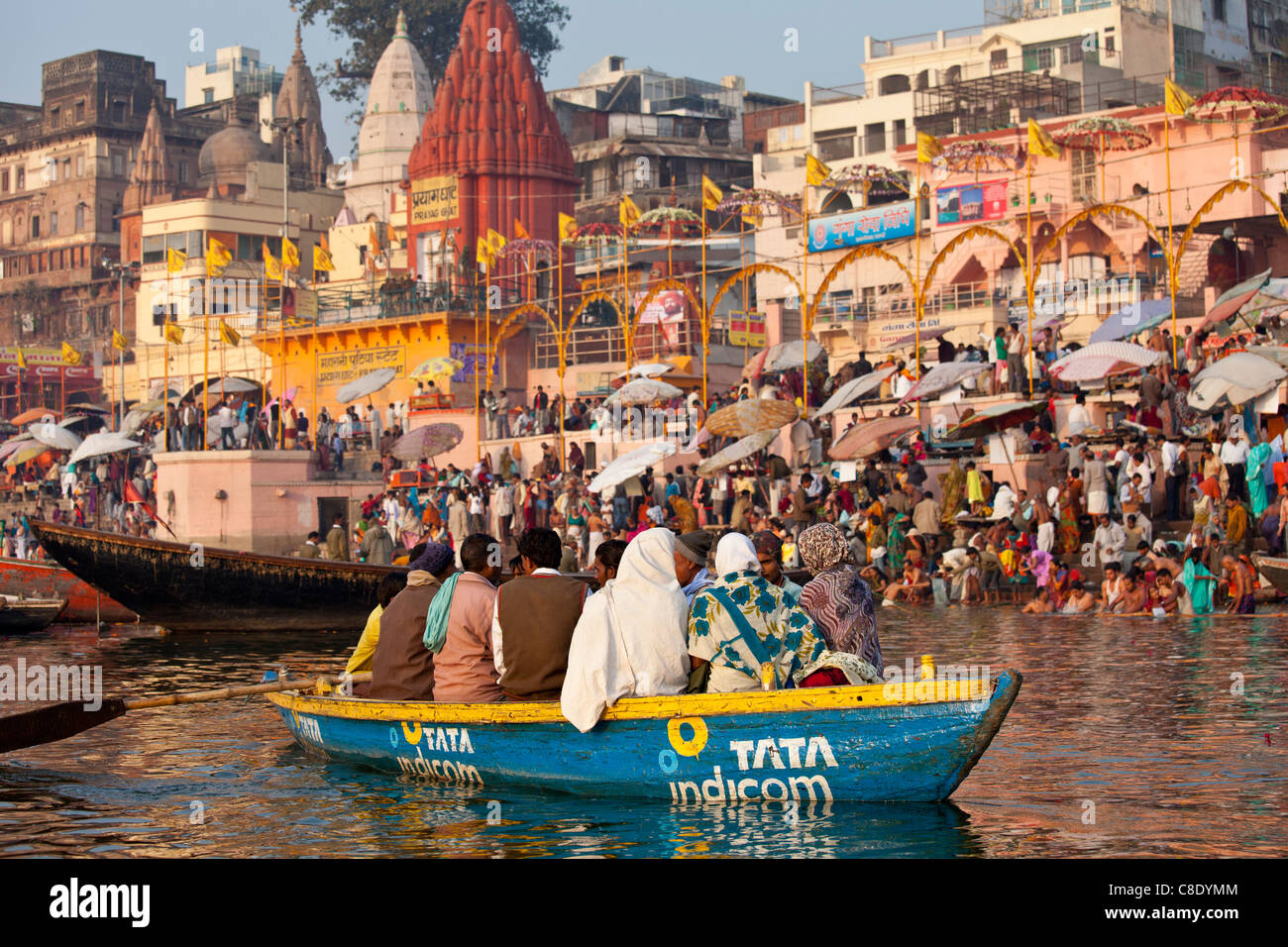 Los turistas en Tata Indicom publicidad en barco por el río Ganges en Varanasi, Benares, el norte de la India. Foto de stock