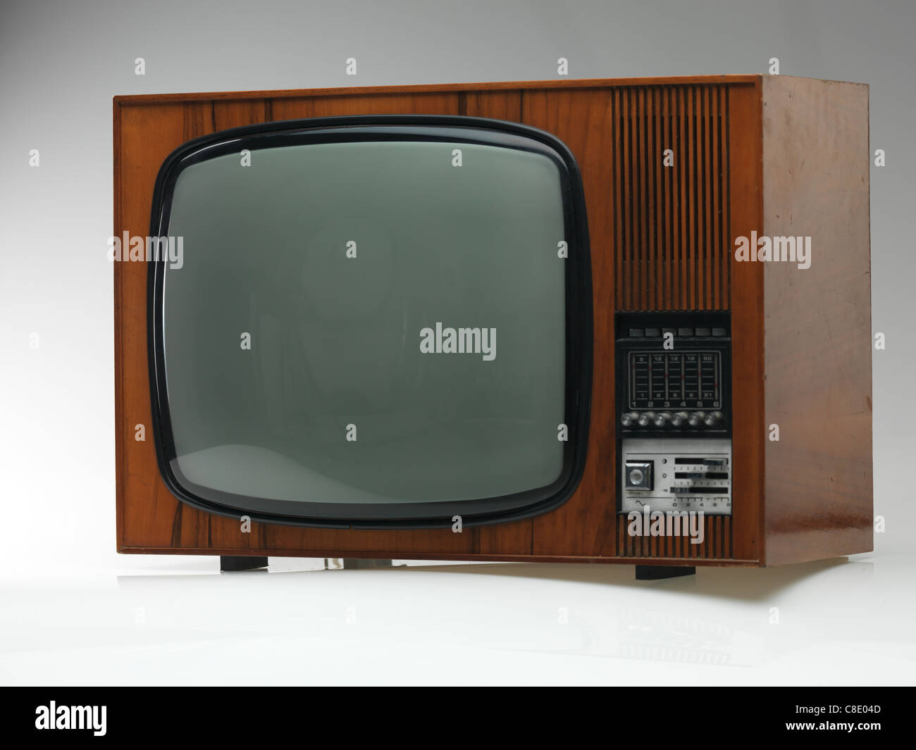 Vintage tv en blanco y negro sobre fondo gris, vista lateral Fotografía