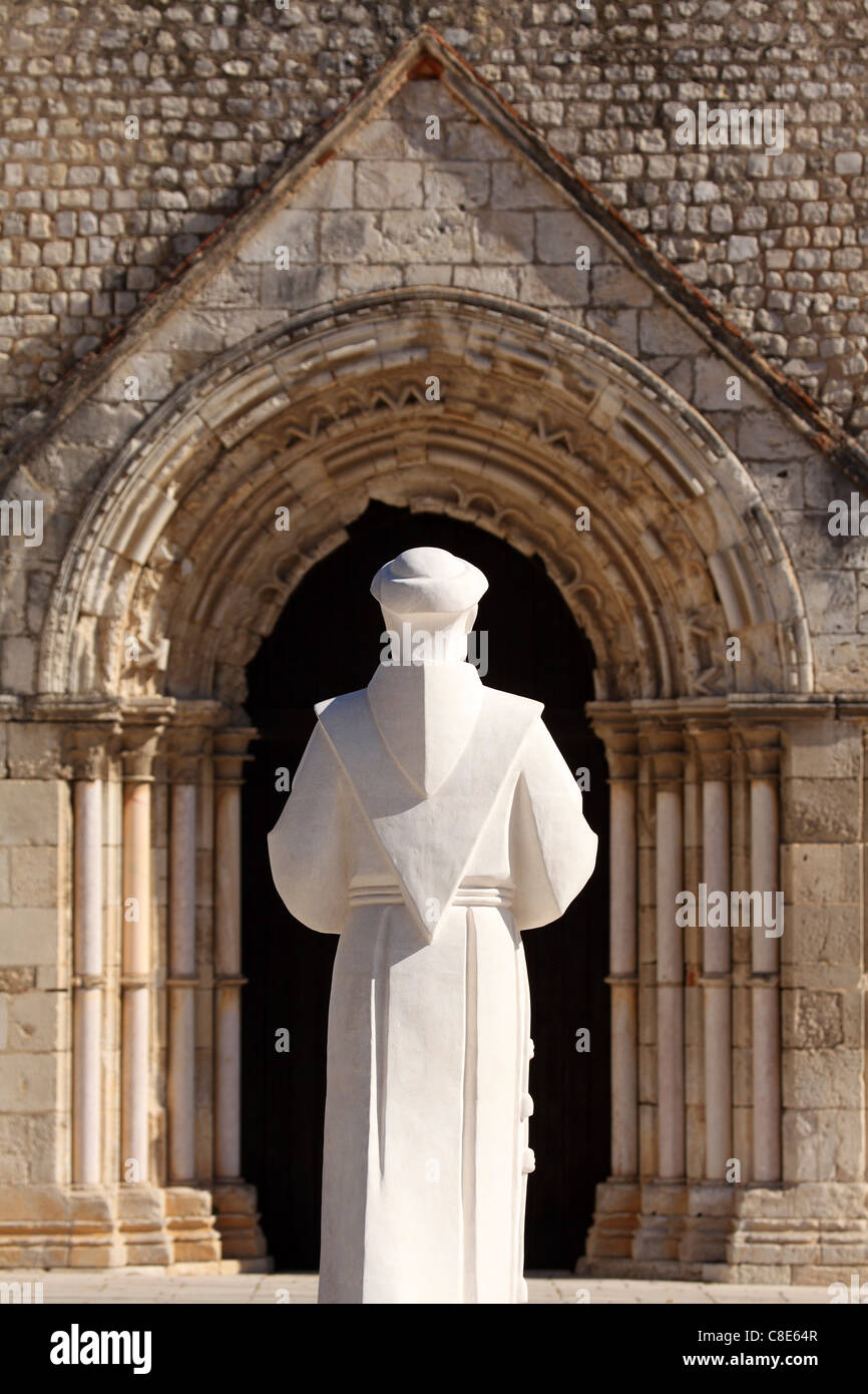Estatua de San Francisco de Assissi en el convento de San Francisco en Santarem, Portugal. Foto de stock