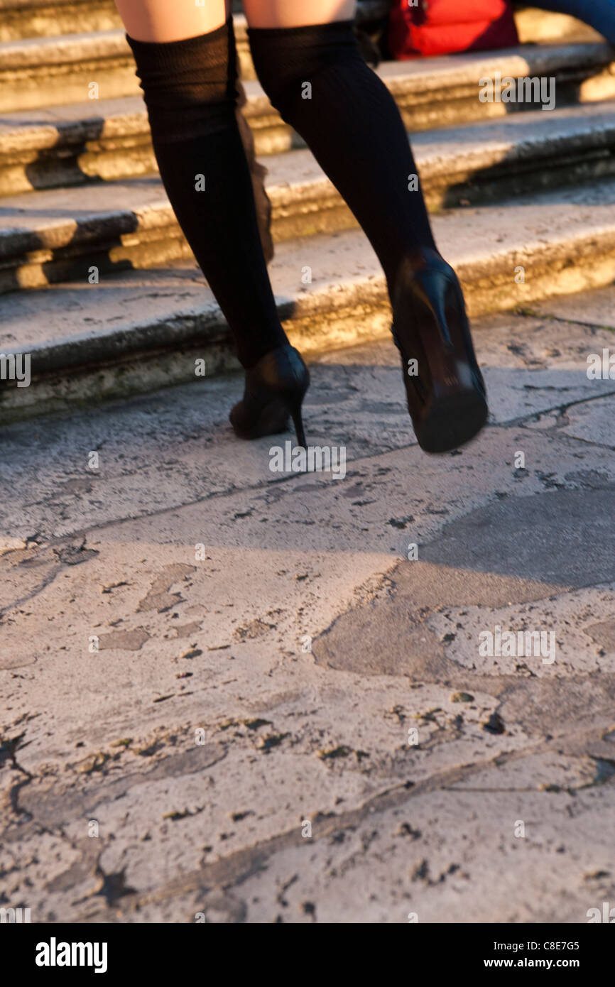 orificio de soplado dominio Tomar conciencia Mujer caminar subiendo las escaleras de los Pasos Españoles Roma Italia  piernas con calcetines detalle bajo la sección Fotografía de stock - Alamy