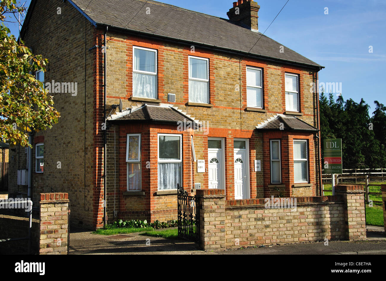 Semi-detached houses, Hithermoor Road, Stanwell Moor, Surrey, Inglaterra, Reino Unido Foto de stock