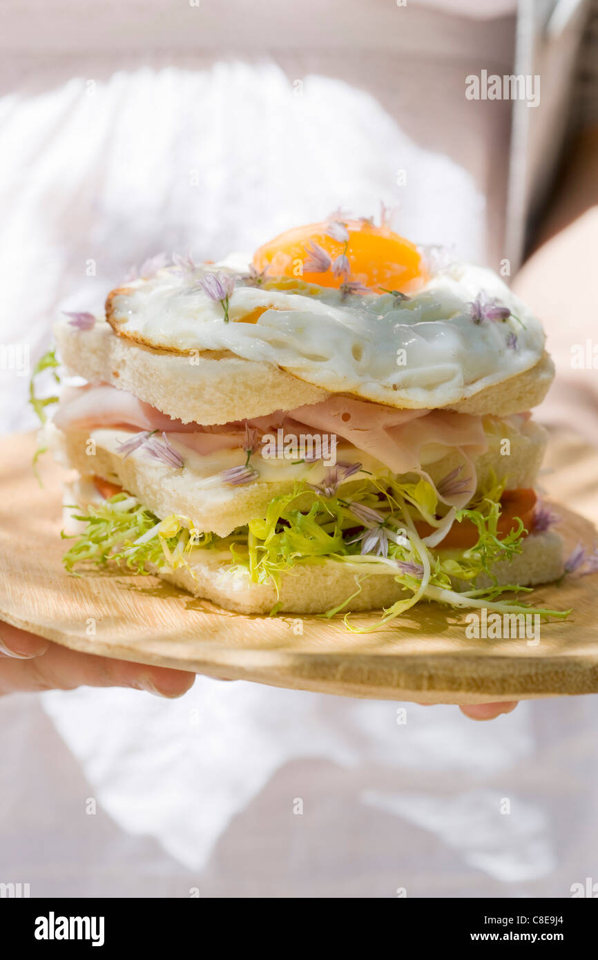 York, jamón, huevo frito y sándwich de flores comestibles Foto de stock