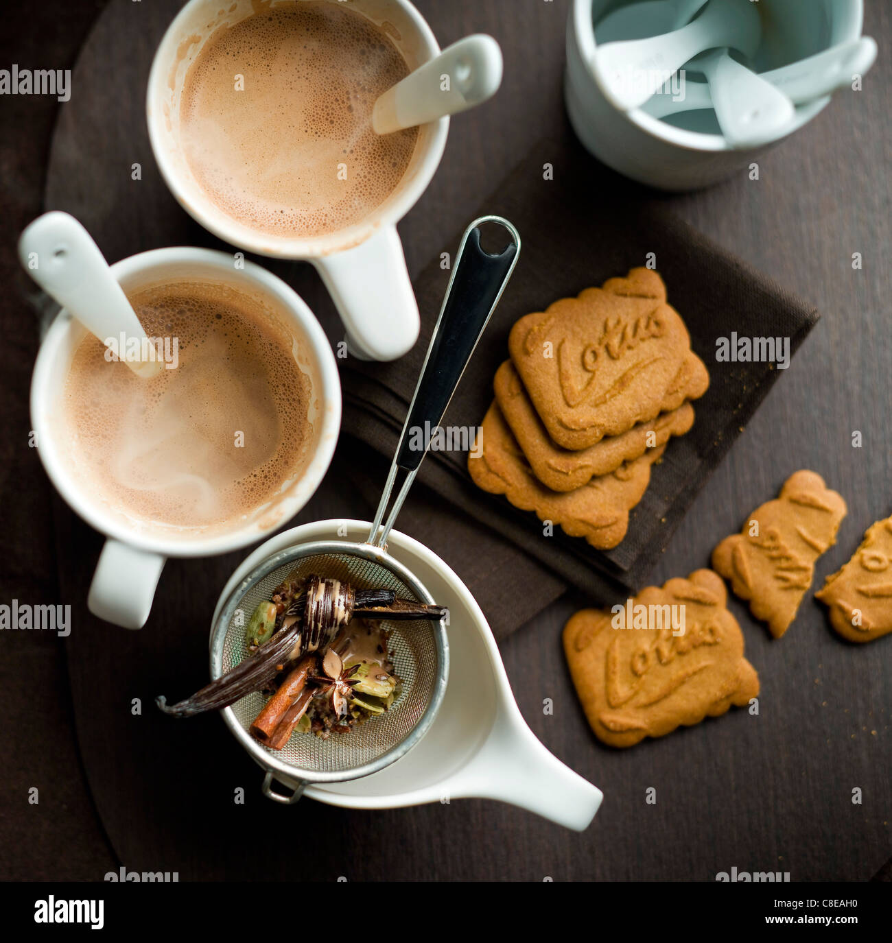 Tazas de chocolate caliente y galletas Spéculos Foto de stock