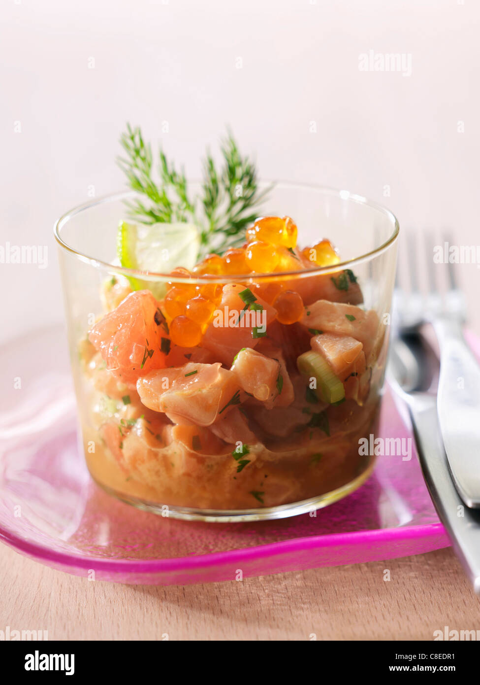 Tartare de salmón con huevas de salmón Foto de stock