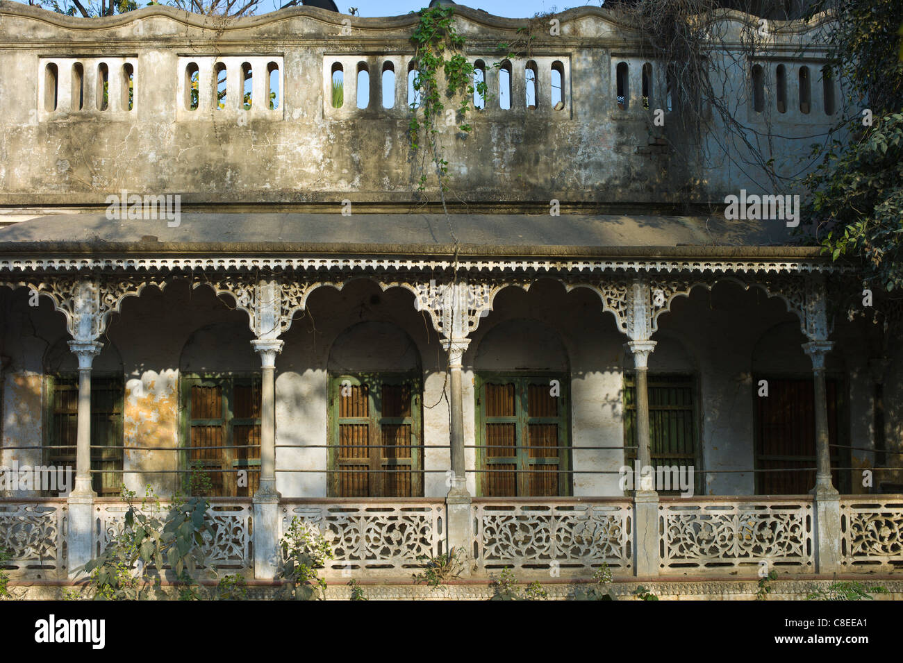 Antigua arquitectura colonial período house en Sarnath, cerca de Varanasi, Benares, el norte de la India. Foto de stock