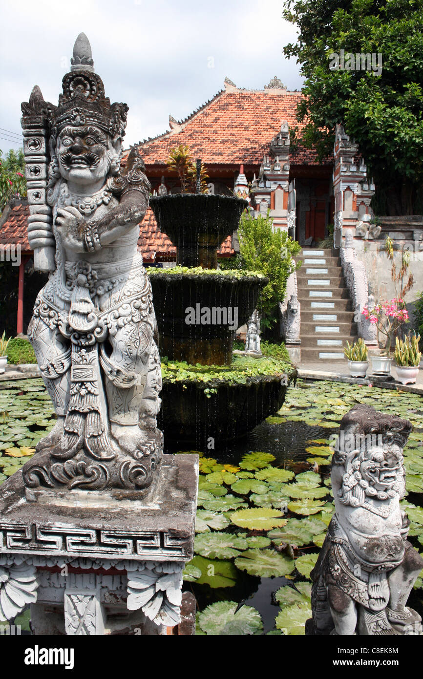 Estatuas de piedra en Brahmavira Arama Templo Budista, Bali. Foto de stock