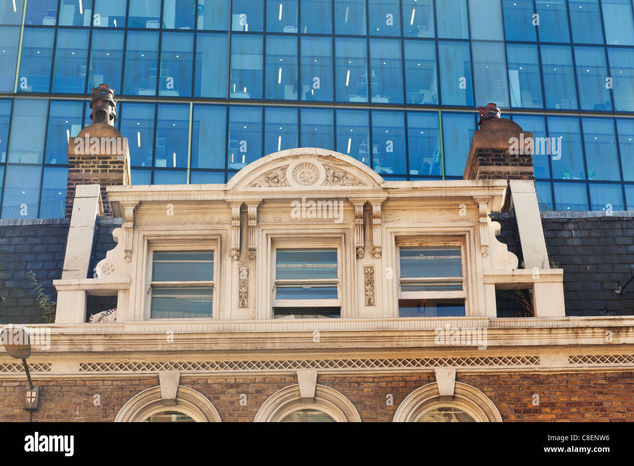 Ciudad de Londres Liverpool Street viejos y nuevos edificios de oficinas Foto de stock