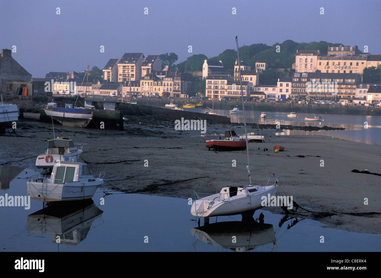 Harbour, el puerto, la marea baja, Audierne, Bretaña, Bretagne, Francia, Europa, barcos Foto de stock
