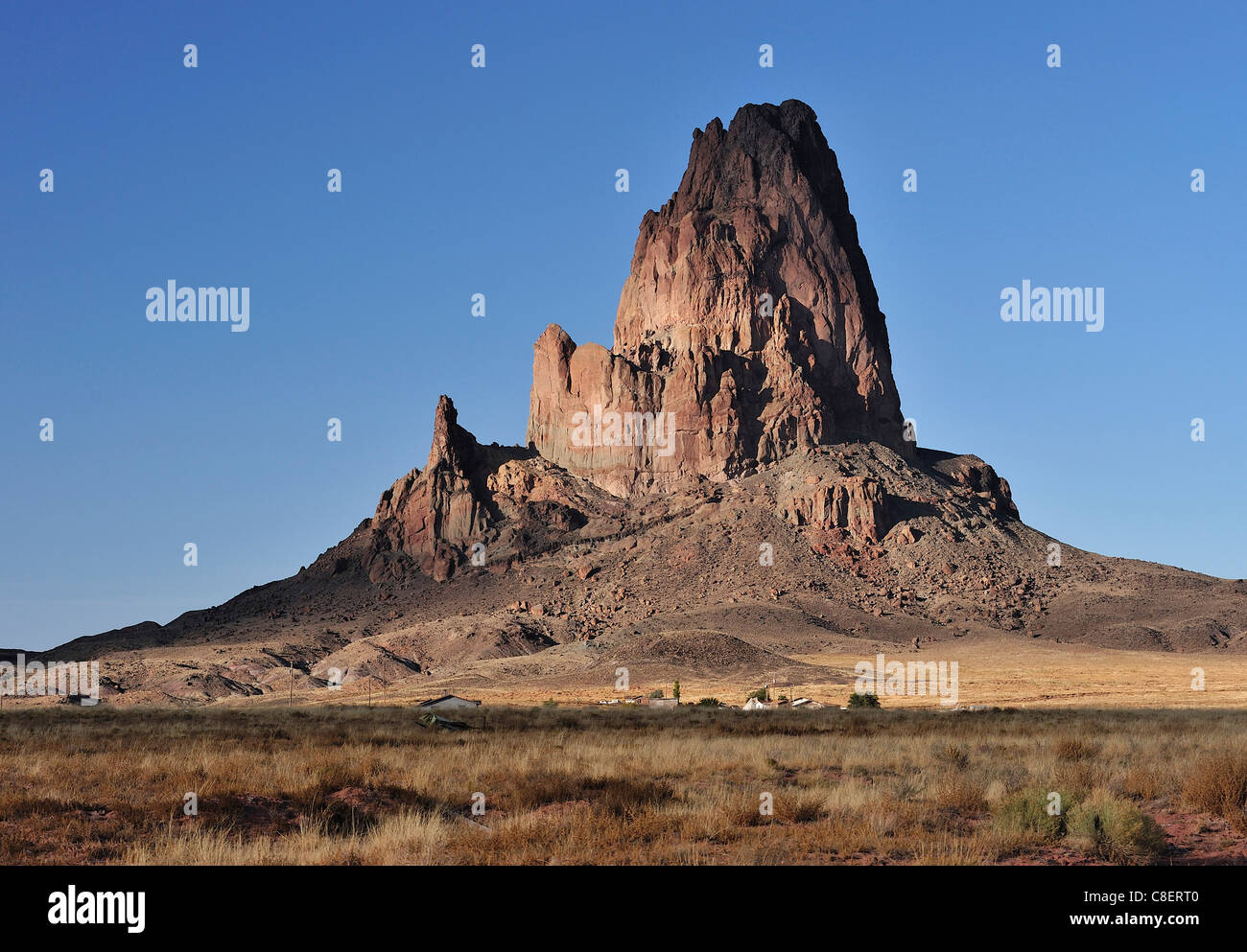 Roca volcánica, cerca de Kayenta, Navajo, la Reservación India, cerca de Monument Valley, Arizona, Estados Unidos, Estados Unidos, América, Foto de stock