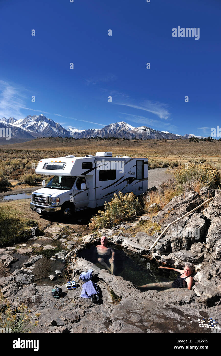 Natural, piscina, Jacuzzi, RV, Camper, Sierra Nevada, cerca de Mammoth Lakes, California, USA, Estados Unidos, América, bañera Foto de stock