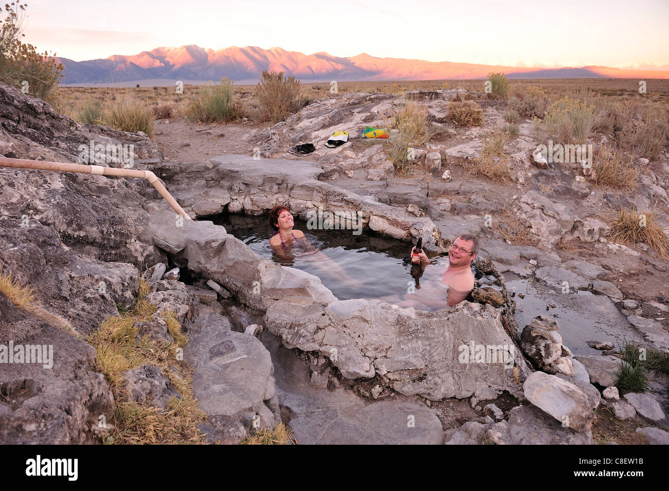 Familia, disfrutar, Natural, piscina, bañera, jacuzzi, Sierra Nevada, cerca de Mammoth Lakes, California, USA, Estados Unidos, América, Foto de stock