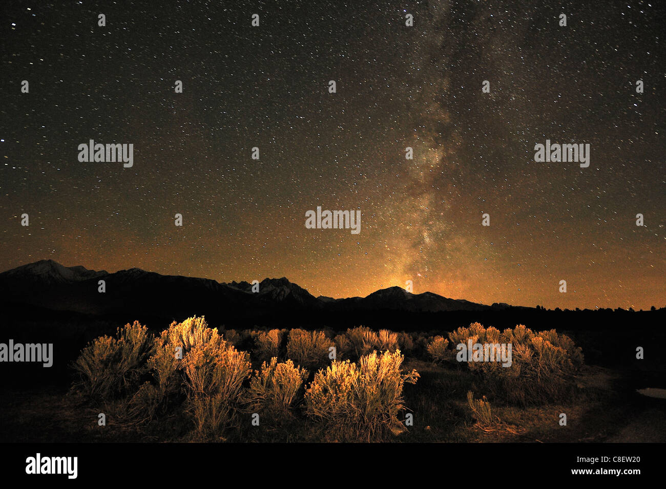 Natural, piscina, jacuzzi, estrellas en la noche, Sierra Nevada, montañas, cerca de Mammoth Lakes, California, USA, Estados Unidos, Améric Foto de stock