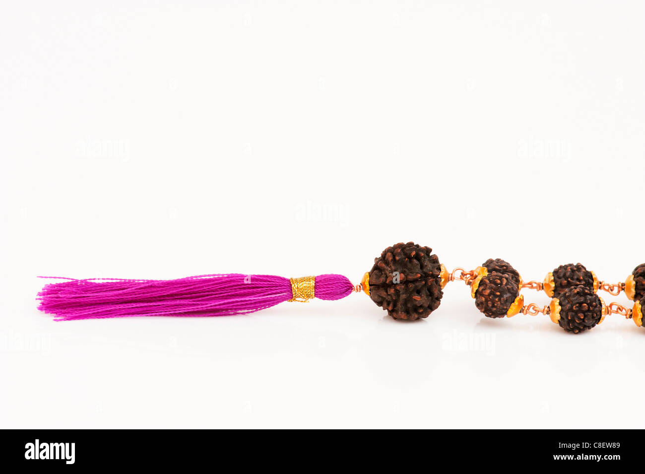 India / Japa Mala de Rudraksha rosarios sobre fondo blanco. Foto de stock