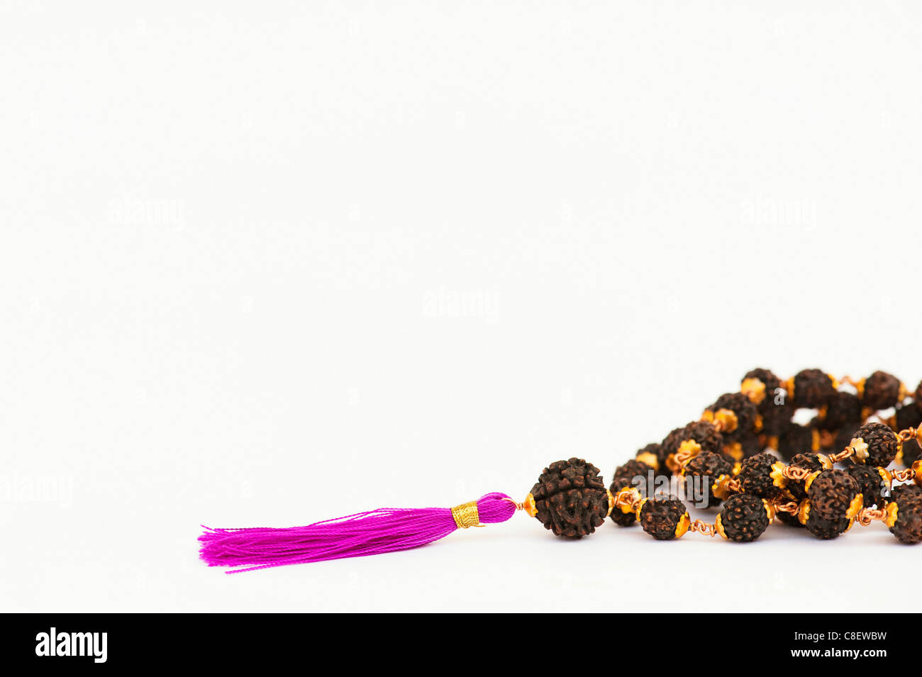 India / Japa Mala de Rudraksha rosarios sobre fondo blanco. Foto de stock