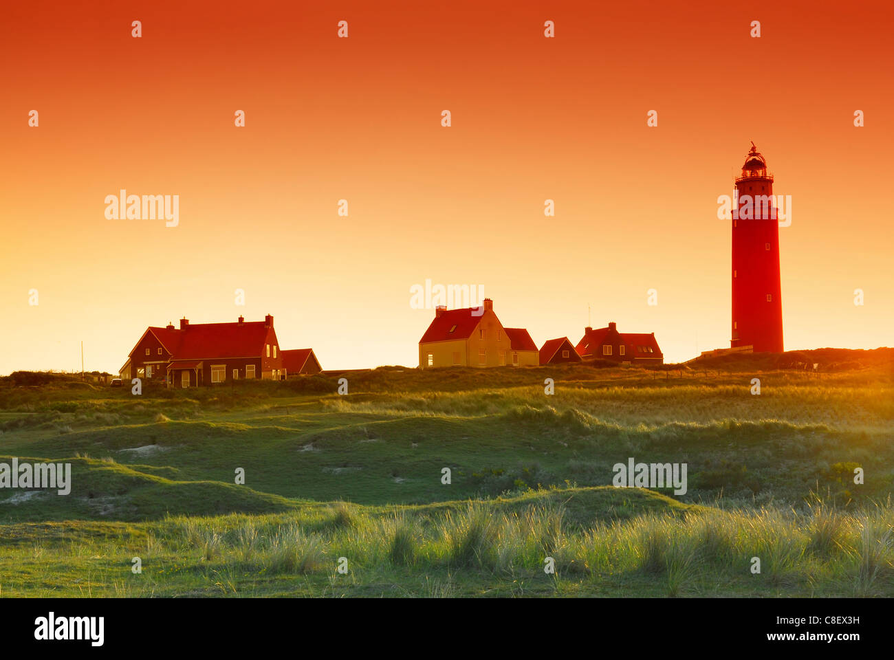 Faro al amanecer en la isla holandesa Texel Foto de stock