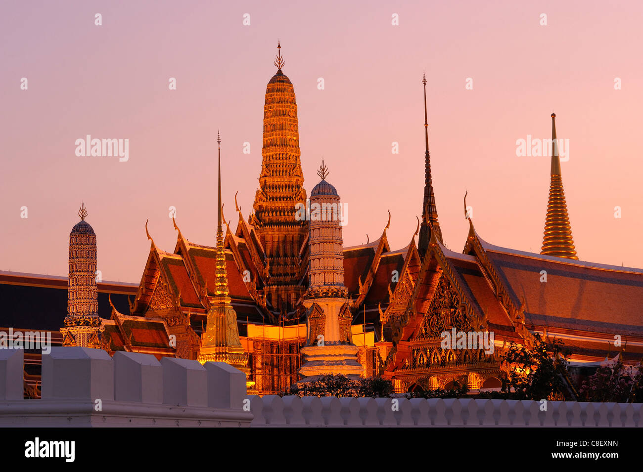 El atardecer y la noche, el Wat Phra Kaew, el Gran Palacio, vieja ciudad, Bangkok, Tailandia, Asia Foto de stock