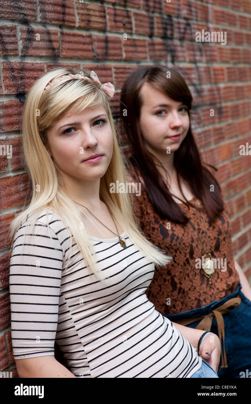 Dos de 16 chicas adolescentes de 17 años, una rubia una morena, REINO UNIDO  Fotografía de stock - Alamy
