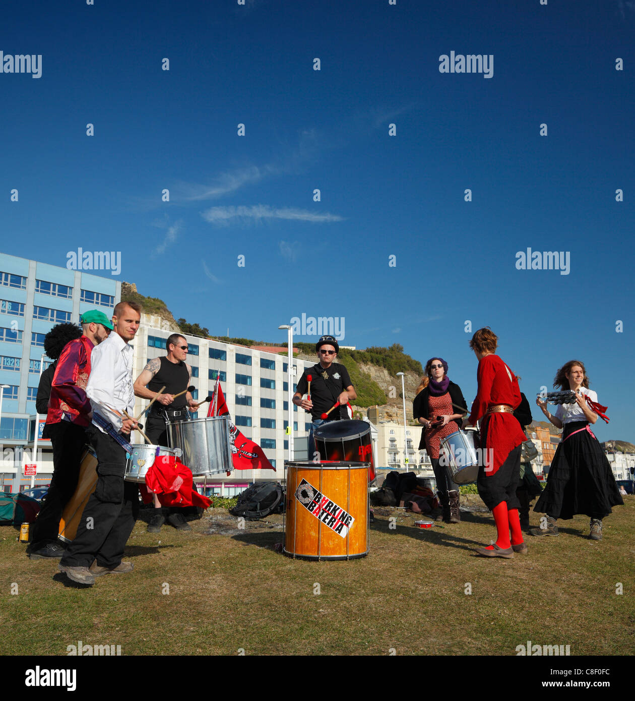 Ladrido Bateria samba banda de fusión, jugando en Hastings paseo marítimo. Foto de stock