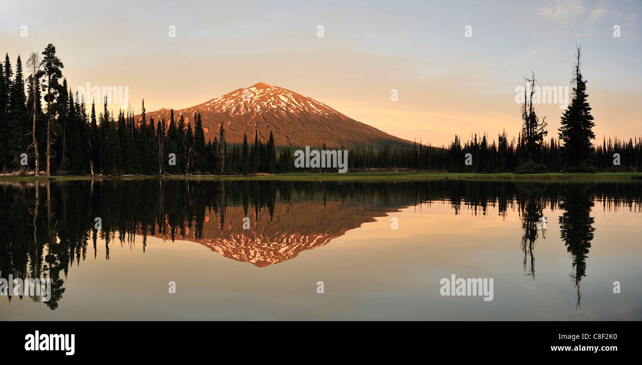 Mount Bachelor, Sparks Lago, atardecer, Cascade Mountains, Central de Oregon, Oregon, USA, Estados Unidos, América, panorama Foto de stock
