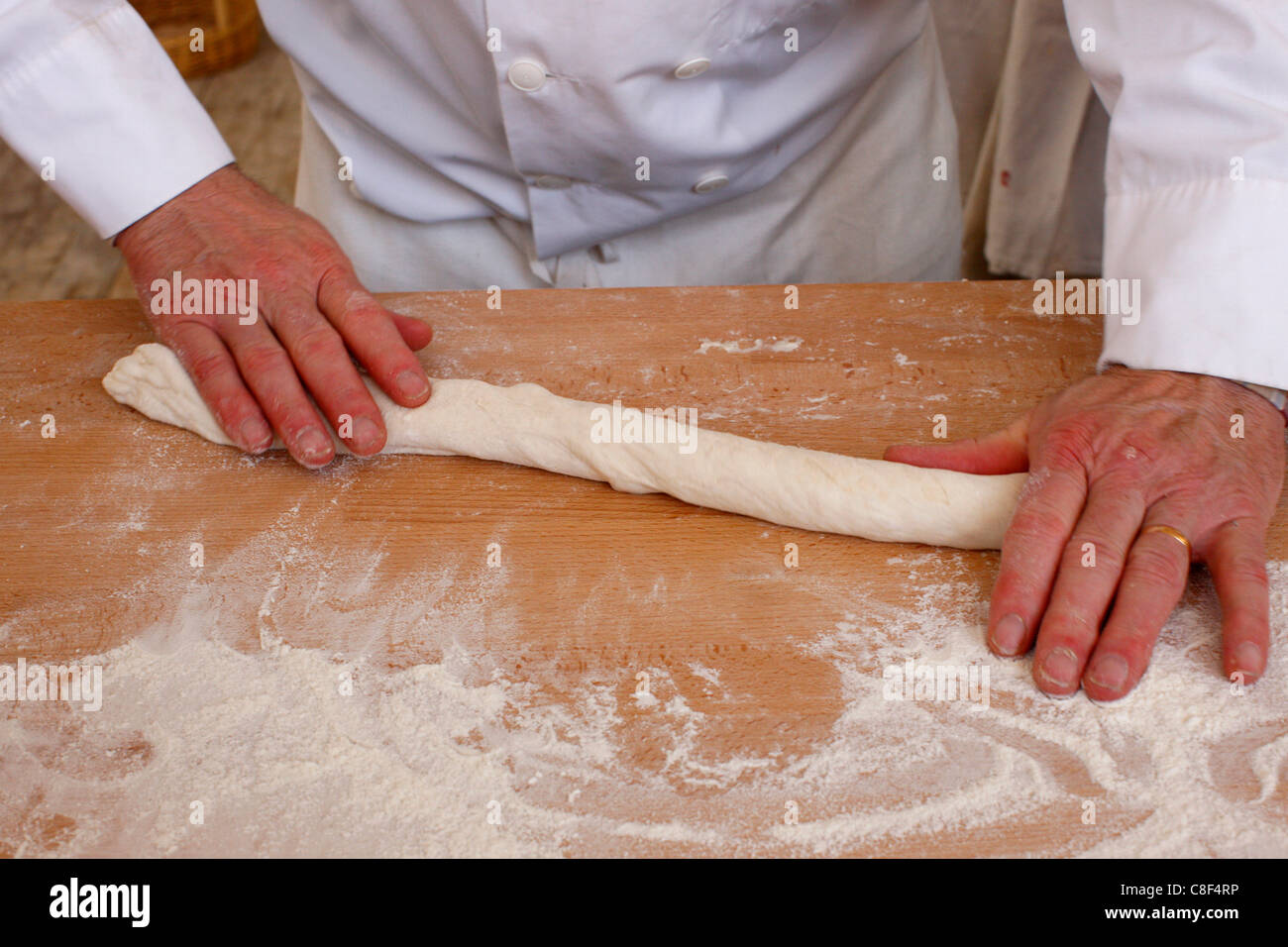 Panaderos haciendo hogazas de pan (baguettes, París, Francia Foto de stock
