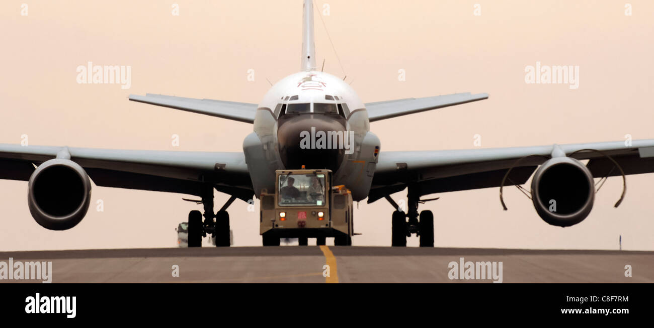 Un RC-135, un avión de reconocimiento común de remache es remolcado Foto de stock
