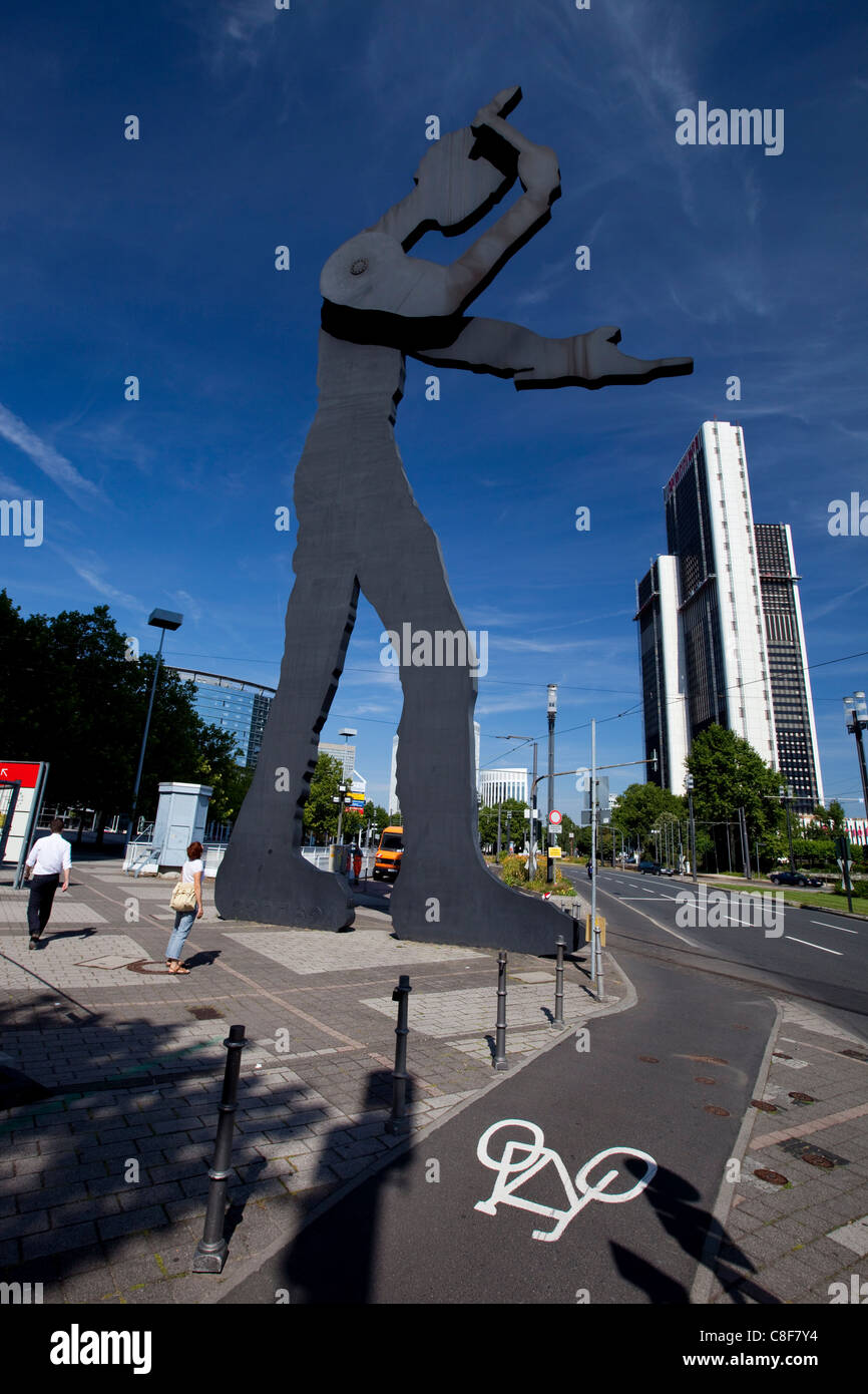 Frankfurt, Hesse, Alemania: "Hombre martillante" de Jonathan Borofsky, una  monumental escultura cinética de una silueta de acero pintado de un hombre  con un martillo Fotografía de stock - Alamy