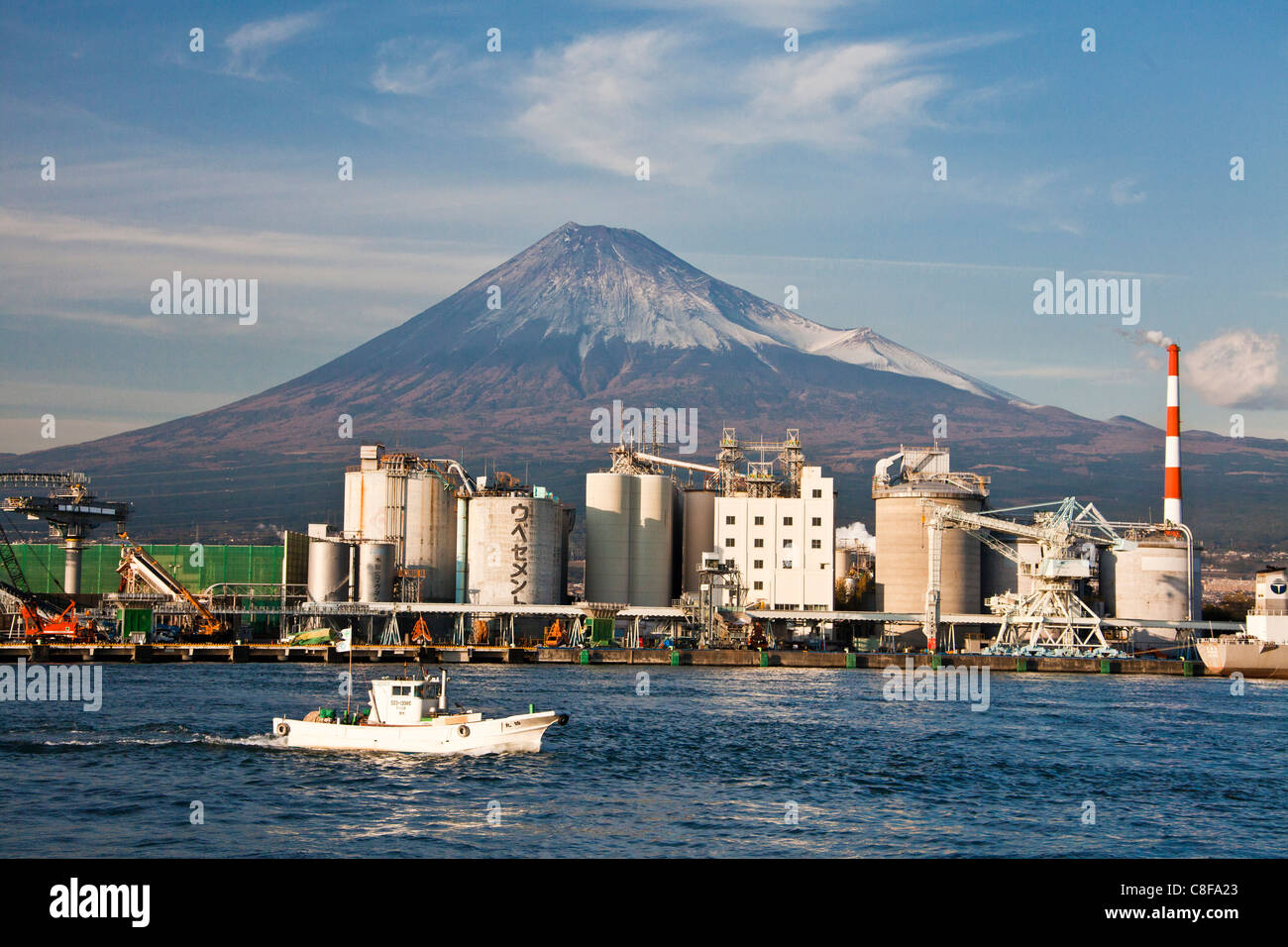 Japón, Noviembre, Asia, Fuji, ciudad, pueblo, ciudad, Fuji, el puerto, el puerto, el monte Fuji, la montaña, el barco, el arreglo del puerto, industria Foto de stock