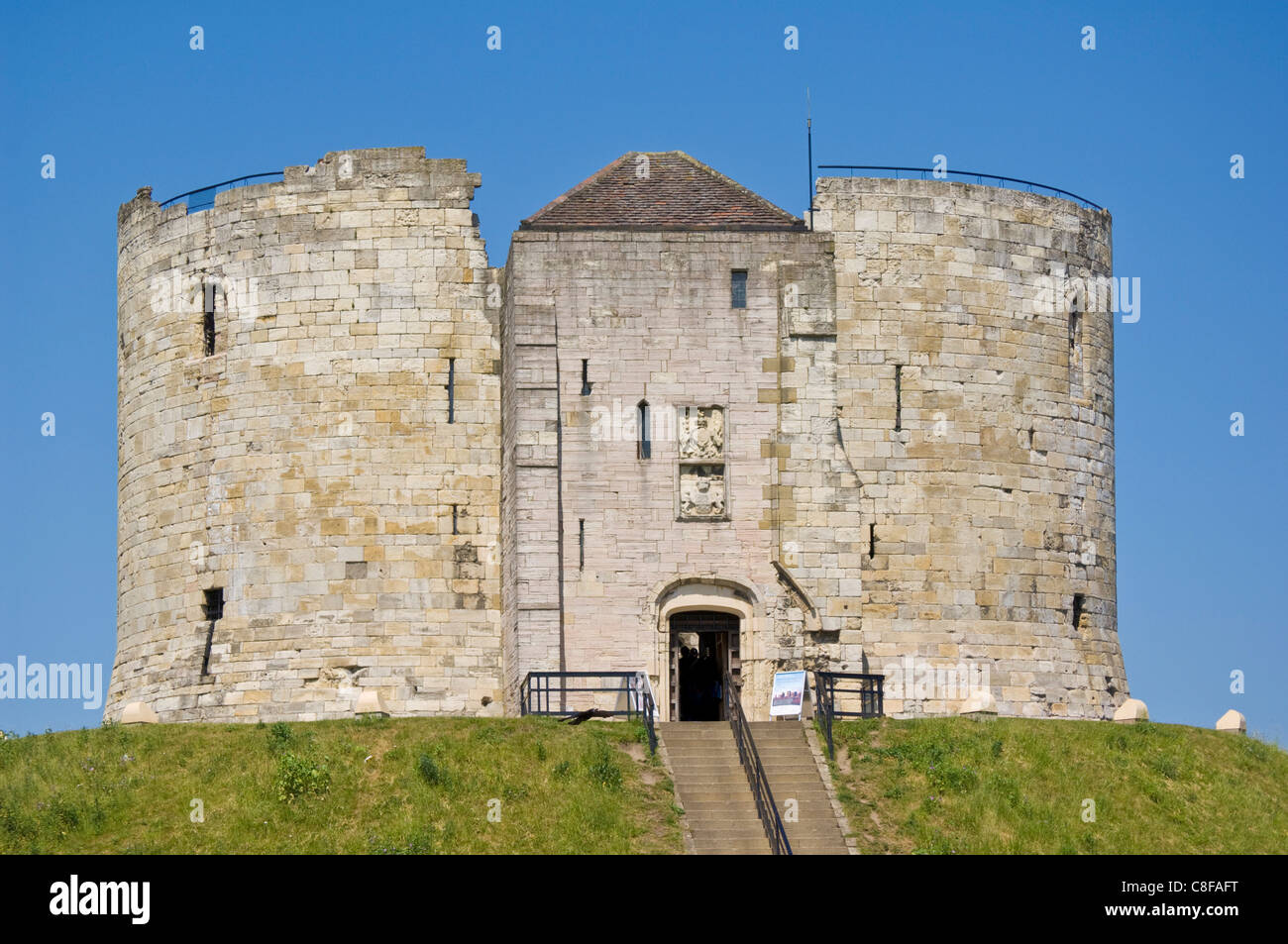 Clifford's Tower, el ex mantener del castillo de York, nombrado después de Roger de Clifford, York, Yorkshire, Inglaterra, Reino Unido Foto de stock