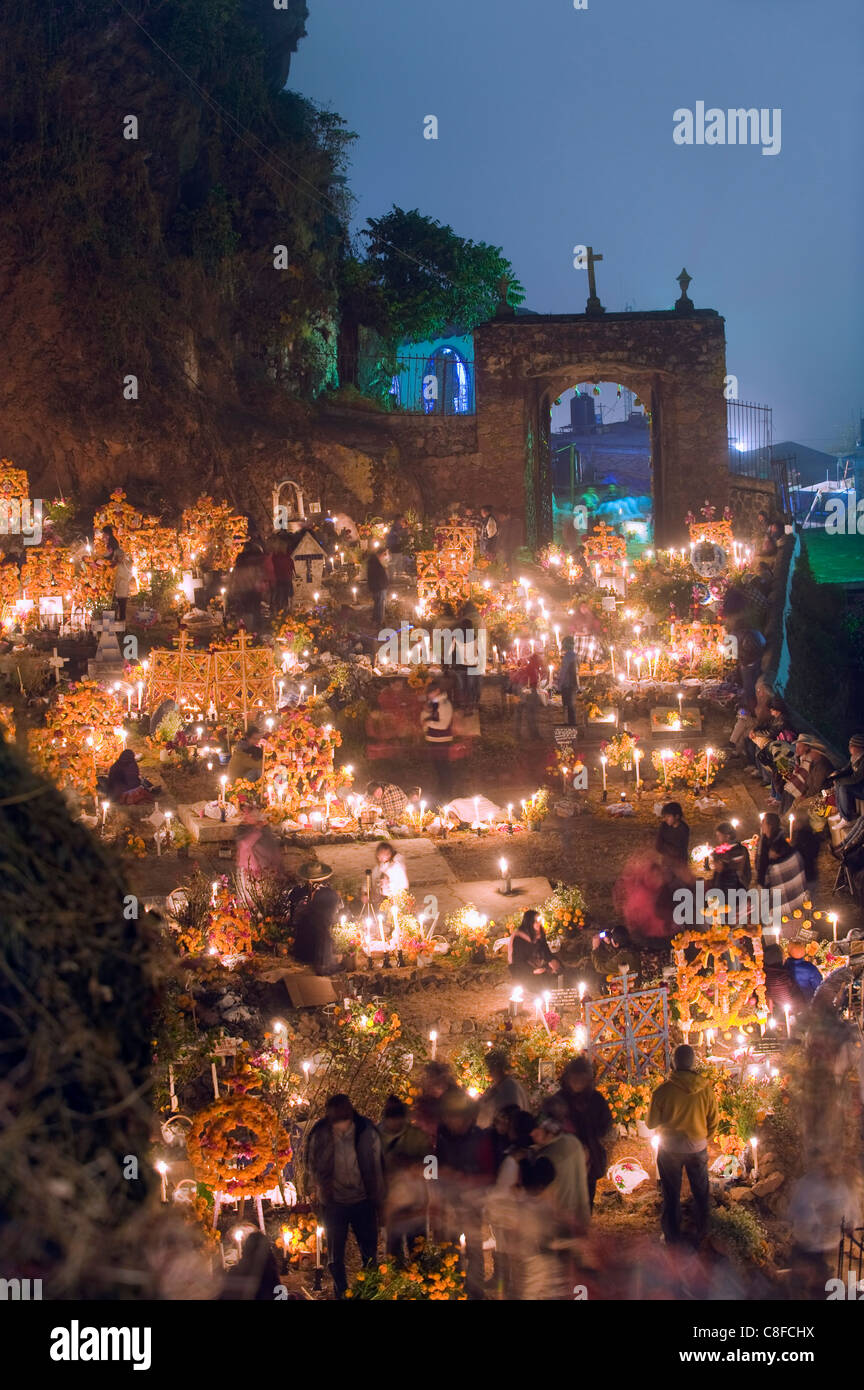 Una Vela Encendida Grave Dia De Muertos Día De Muertos En Un Cementerio En Tzintzuntzan Lago 2395