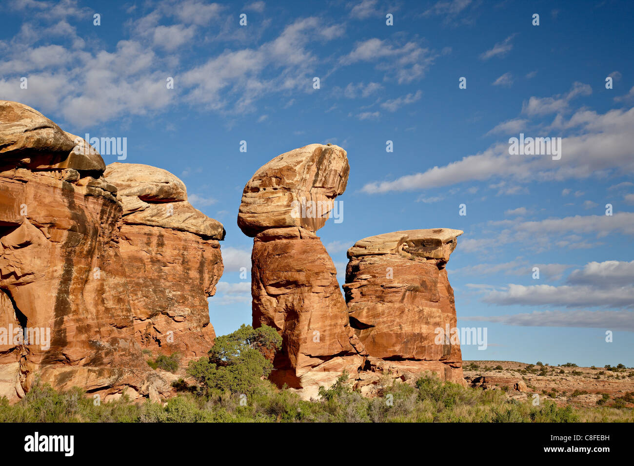 Formación rocosa con nubes, el distrito de las agujas, el Parque Nacional Canyonlands, en Utah, Estados Unidos de América Foto de stock